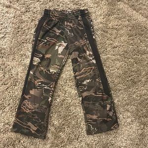 Under armour camo pants. Fleece lined. Youth small.